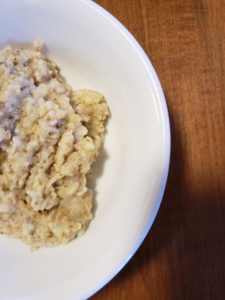 How to make egg white oatmeal an easy recipe with only 3 ingredients. #fitandfrugalmommy #eatclean #healthyrecipes #eggwhiteoatmeal #lowcarb