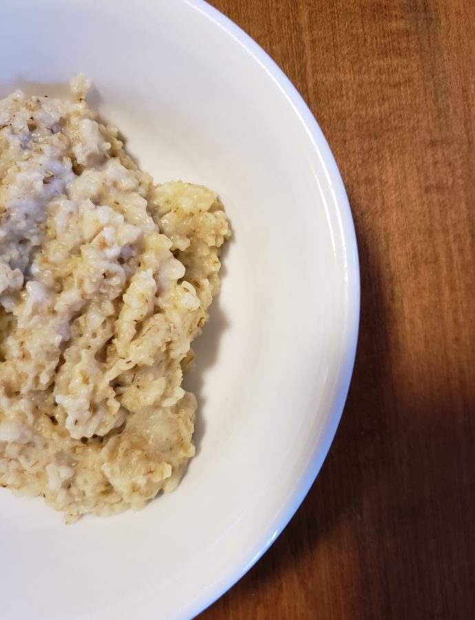 How to make egg white oatmeal an easy recipe with only 3 ingredients. #fitandfrugalmommy #eatclean #healthyrecipes #eggwhiteoatmeal #lowcarb