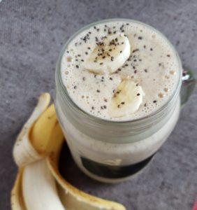 Peanut Butter Banana Smoothie, a quick and easy, healthy smoothie recipe. #fitandfrugalmommy