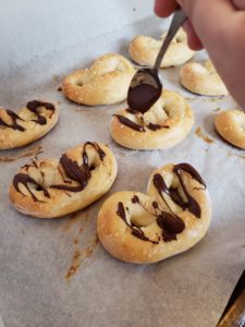 Two ingredient dough dessert pretzels. A healthy treat recipe. #fitandfrugalmommy