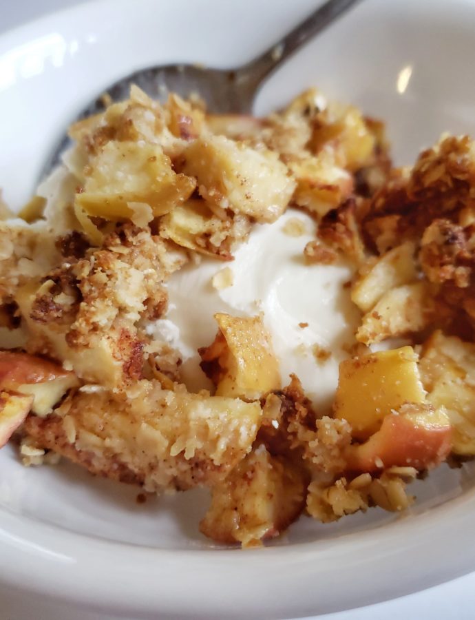 Healthy air fryer apple crisp, a gluten free, low calorie dessert recipe.