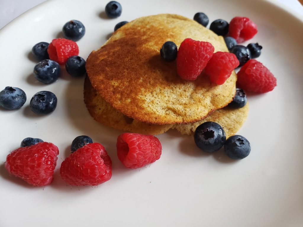 Weight Watchers Banana Protein Pancakes, a quick and easy breakfast recipe for only 1 smartpoint. A WW freestyle recipe.