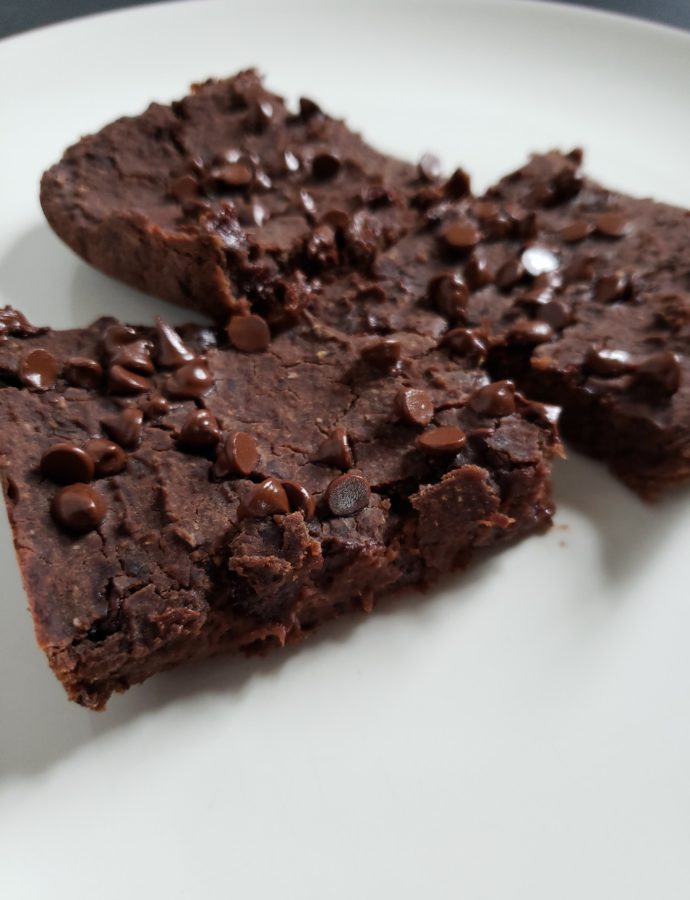 3 Weight Watchers smartpoints black bean brownies. A WW freestyle recipe that's low in calories. A deliciously vegan dessert.