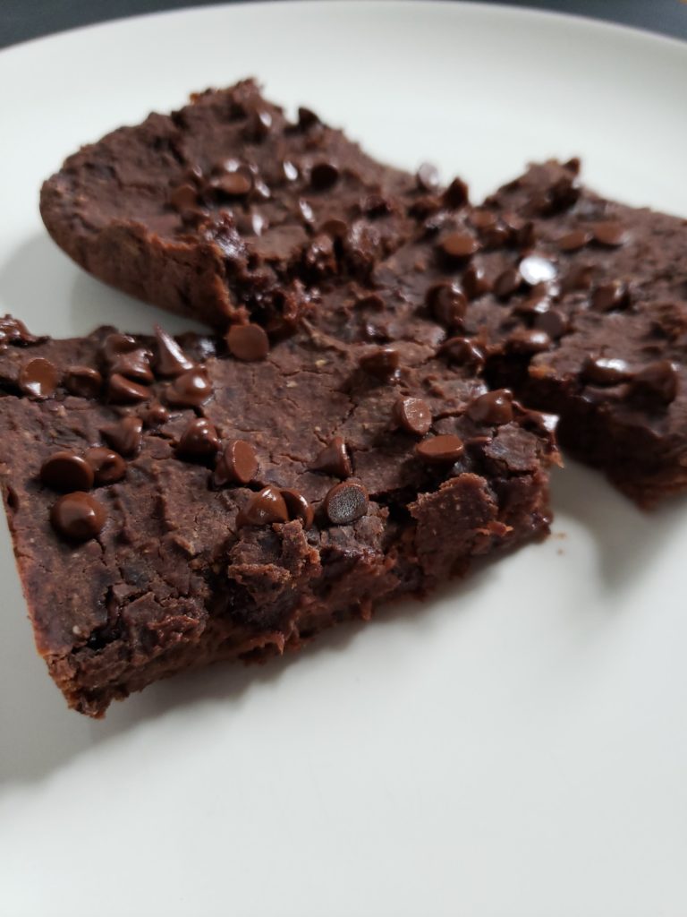 3 Weight Watchers smartpoints black bean brownies. A WW freestyle recipe that's low in calories. A deliciously vegan dessert.