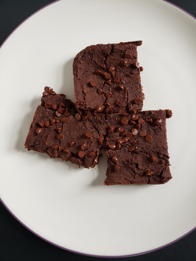 3 Weight Watchers smartpoints black bean brownies. A WW freestyle recipe that's low in calories. A deliciously vegan dessert.